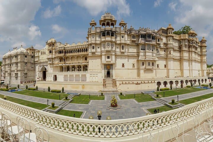 Full-Day Udaipur Sightseeing: City Palace, Lake Pichola & Monsoon Palace with Private Guide photo 2