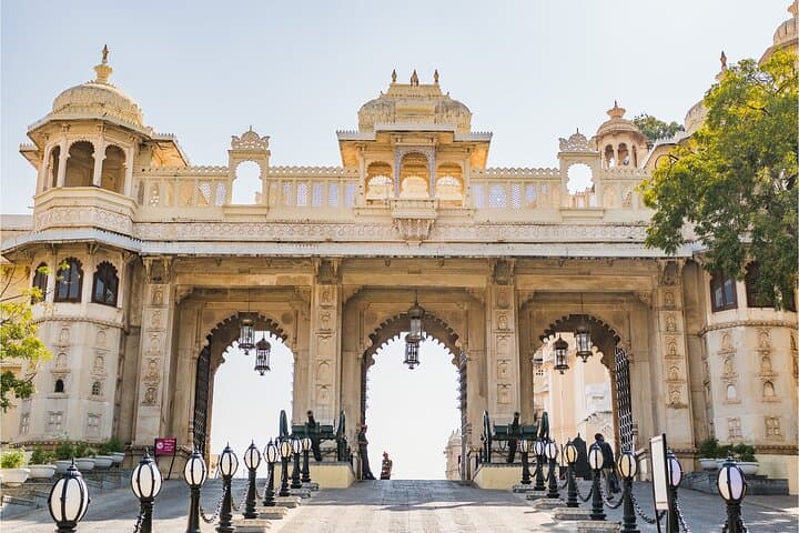 Full-Day Udaipur Sightseeing: City Palace, Lake Pichola & Monsoon Palace with Private Guide photo 3