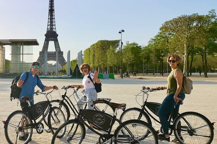 Paris Highlights by Bike: 4-Hour Guided Ride from Eiffel to the Louvre photo 6