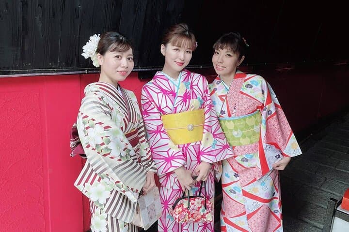 Walk Naha in a Yukata: Kimono & Hair Set Rental with City Photo Walk photo 2