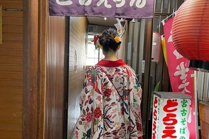Walk Naha in a Yukata: Kimono & Hair Set Rental with City Photo Walk photo 3