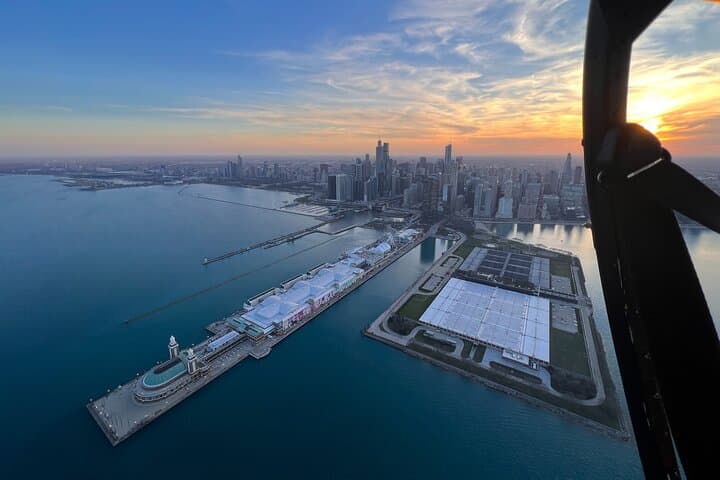Chicago Helicopter Tour: 10-Minute Skyline Flight for Up to 3 Passengers photo 2
