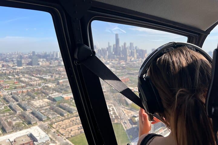 Chicago Helicopter Tour: 10-Minute Skyline Flight for Up to 3 Passengers photo 3