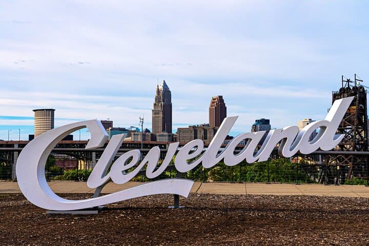Cleveland Romance: Private Walking Tour at Edgewater Park and Perkins Beach photo 4