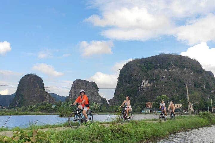 Full-Day Ninh Binh: Tam Coc Boat Ride, Mua Cave Hike & Hoa Lu Ancient Capital