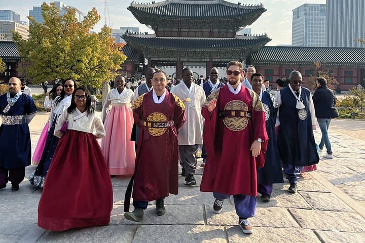 Seoul Hanbok Walking Tour: Gyeongbokgung, Bukchon & Cultural Highlights photo 2