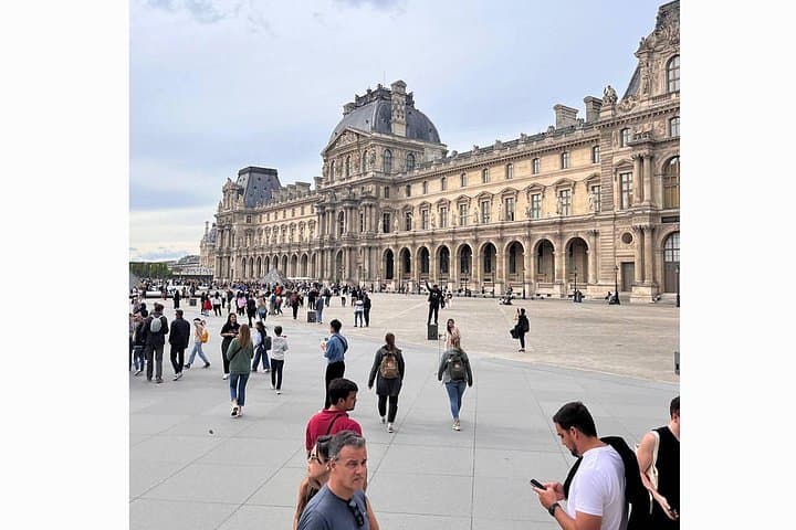 Private Professional Photoshoot in Paris — Iconic Portrait Session by Notre-Dame photo 2