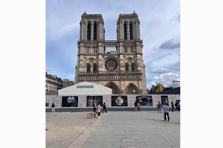 Private Professional Photoshoot in Paris — Iconic Portrait Session by Notre-Dame photo 4
