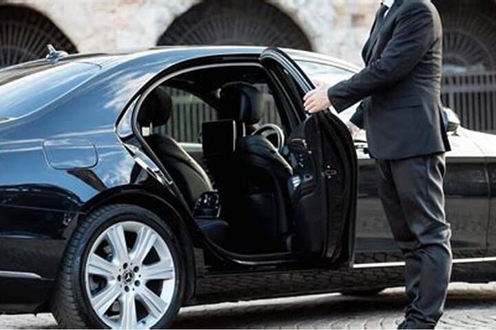 Arrival in Style: Private Luxury Airport Transfer to New Orleans (MSY)