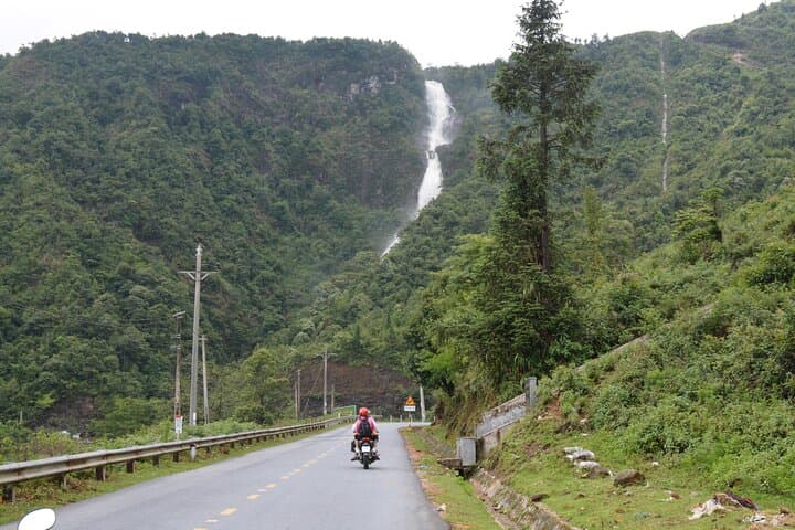 Sapa Waterfalls & O Quy Ho Pass: Full-Day Tour to Silver and Love Falls