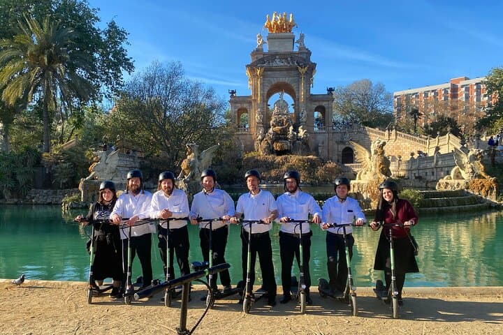 Barcelona Sagrada Familia E-Scooter & E-Bike Tour — Coastal to Gaudí Highlights photo 4
