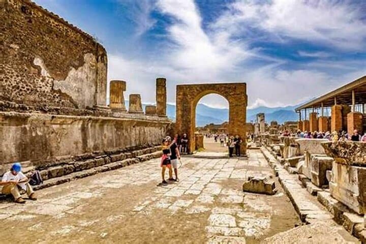Pompeii Tour from Positano with Wine Tasting at Vesuvius Cellars