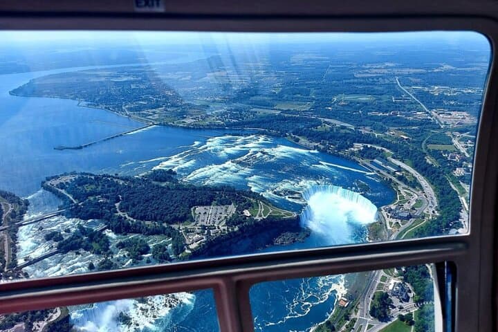 romantic-private-helicopter-flight-over-niagara-falls-with-sparkling-wine photo 3