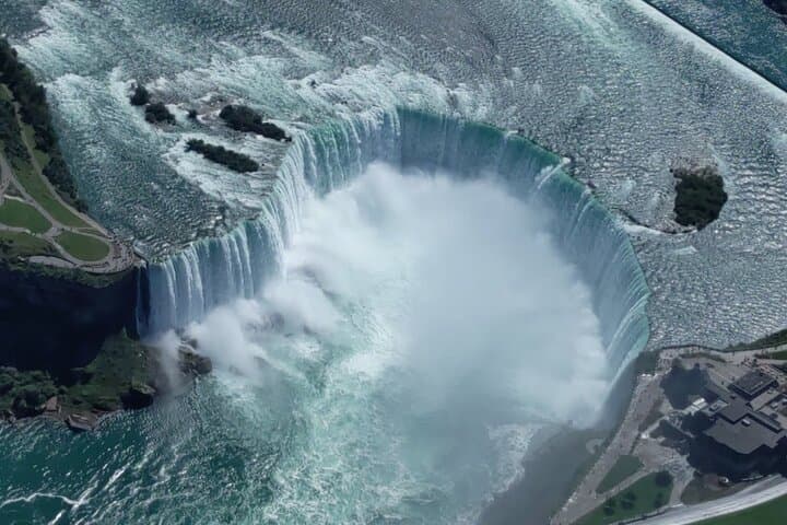 romantic-private-helicopter-flight-over-niagara-falls-with-sparkling-wine photo 5