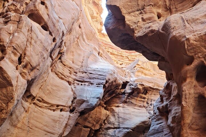 Red Canyon to Mount Yoash: Six Senses Hike and Open-Jeep Experience