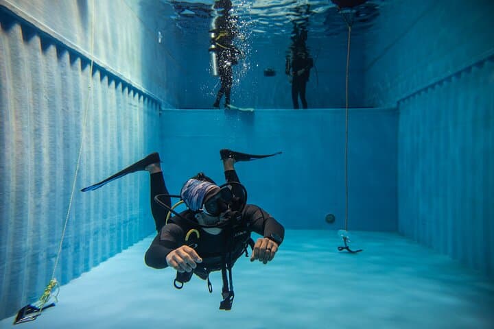 Discover Scuba in Dubai's Largest Indoor Dive Tank — 4m PADI Intro