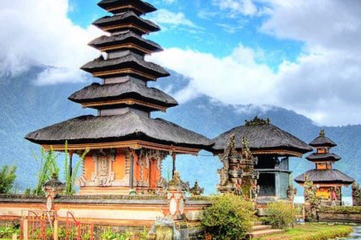 Bedugul Day Tour: Ulun Danu Bratan, Banyumala Waterfall & Handara Gate