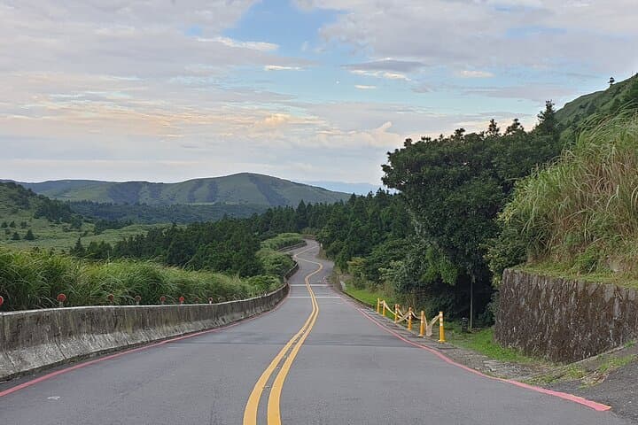 4-Hour Taipei Hill Cycling: Tea Plantations, Reservoir Views & Riverside Paths photo 5