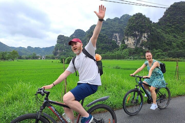 Ninh Binh 2-Day Luxury Tour: Tam Coc, Trang An, Mua Cave & Hoa Lu photo 2