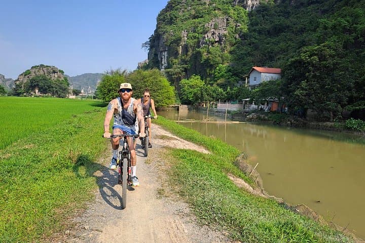 Ninh Binh Luxury Day Tour: Tam Coc, Mua Cave & Trang An by Limousine photo 3