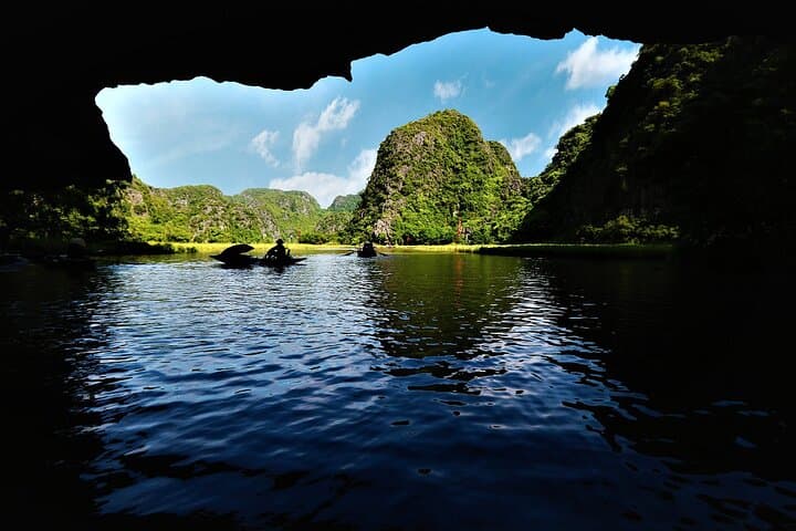 Ninh Binh 2-Day Luxury Tour: Tam Coc, Trang An, Mua Cave & Hoa Lu photo 6