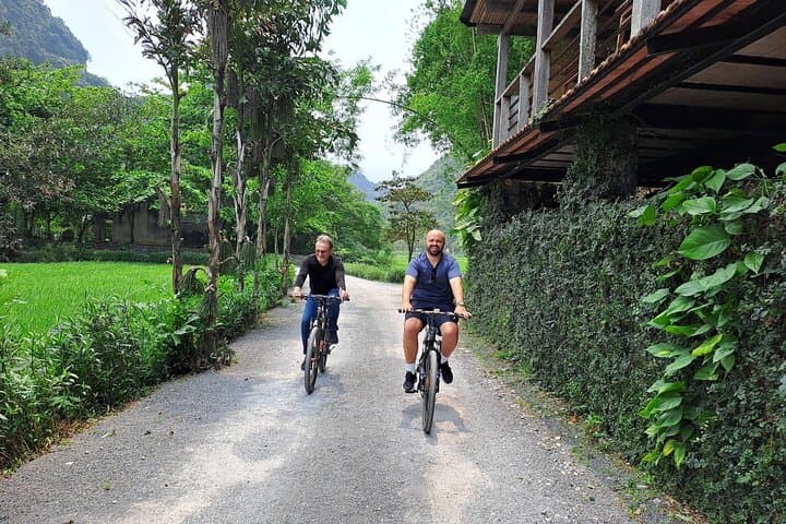 Ninh Binh 2-Day Luxury Tour: Tam Coc, Trang An, Mua Cave & Hoa Lu photo 3