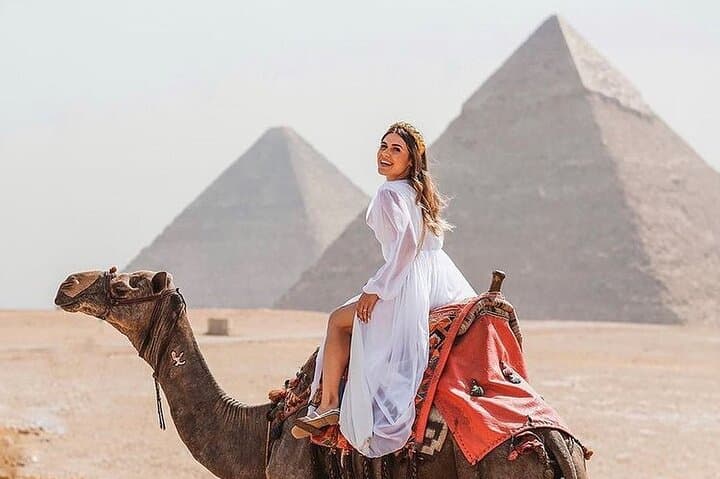 Full-Day Private Tour to Giza Pyramids, Sphinx & Egyptian Museum from Hurghada photo 3