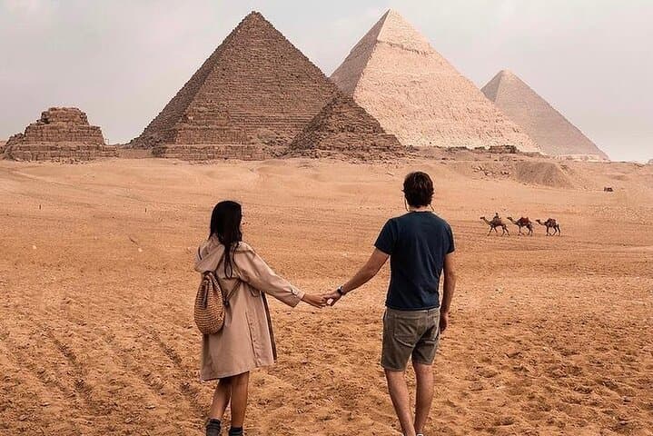 Full-Day Private Tour to Giza Pyramids, Sphinx & Egyptian Museum from Hurghada