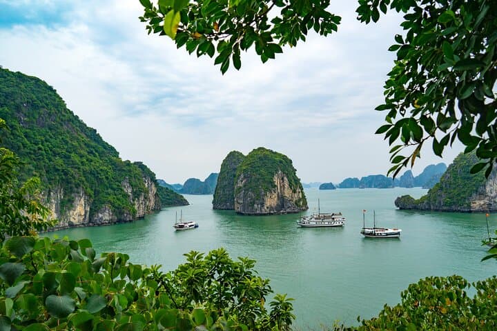Emperor Hideaway: 3-Day Luxury Cruise Through Ha Long Bay photo 2
