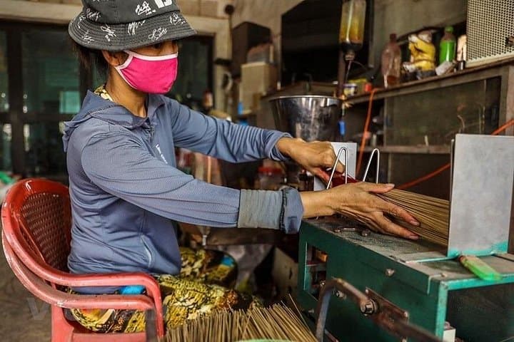 Hanoi Incense Village and Ninh Binh Day Tour — Tam Coc Boat Ride, Hoa Lu & Quang Phu Cau photo 3