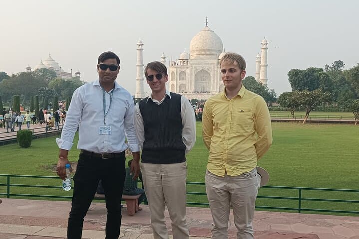 Private Day Trip to the Taj Mahal from Pune — Flights, Car & Guided Entry photo 4
