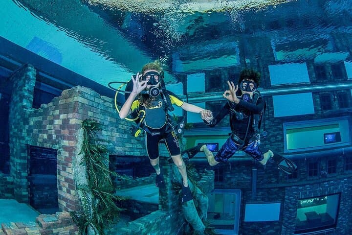 Scuba at Deep Dive Dubai: 2-Hour Intro Dive in the World's Deepest Pool