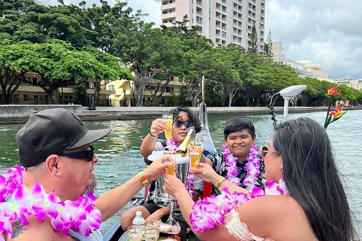 Private Gondola Cruise in Waikiki: Drinks, Pastry & Diamond Head Views photo 2