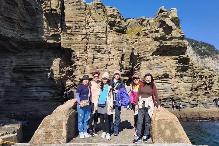 Private West & South Jeju Day Tour — Jeongbang Falls, Yongmeori & Tea Fields photo 3