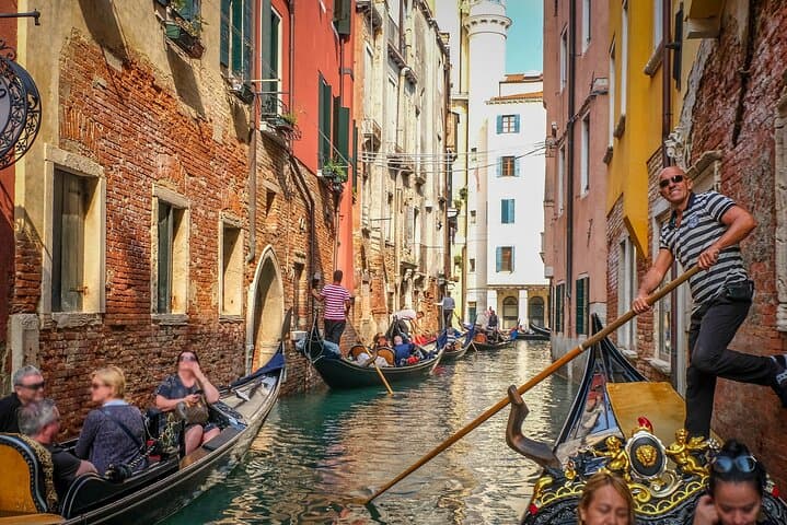 Venice Gondola Ride & Skip-the-Line Doge's Palace Tour — 90-Min Afternoon Experience photo 2