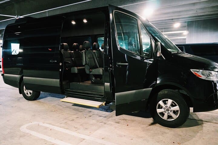 Private New Orleans Chauffeur Airport Transfer — Roundtrip Service photo 2