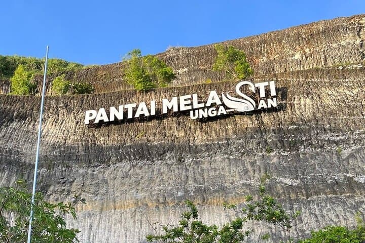 Private Jimbaran Beach and Uluwatu Sunset Tour with Seafood Dinner