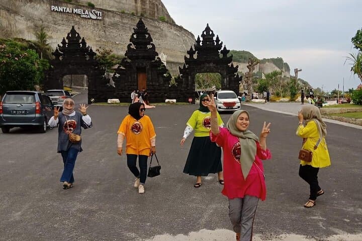 Private Jimbaran Beach and Uluwatu Sunset Tour with Seafood Dinner photo 5
