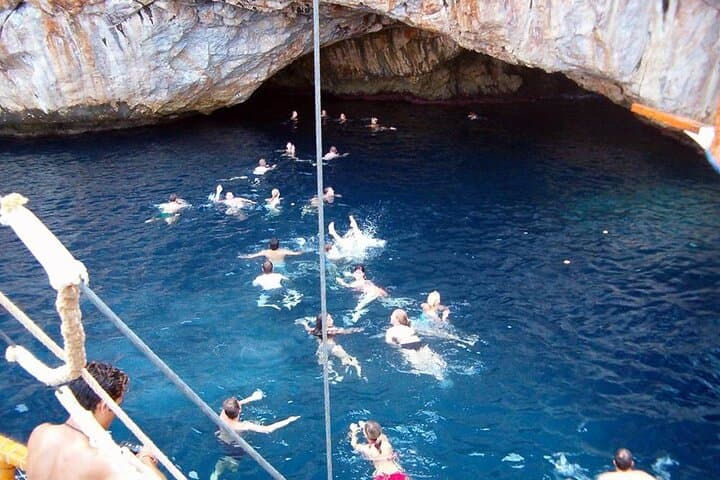 Alanya Pirate Boat Cruise: Unlimited Drinks, Lunch & Mediterranean Cove Stops photo 4