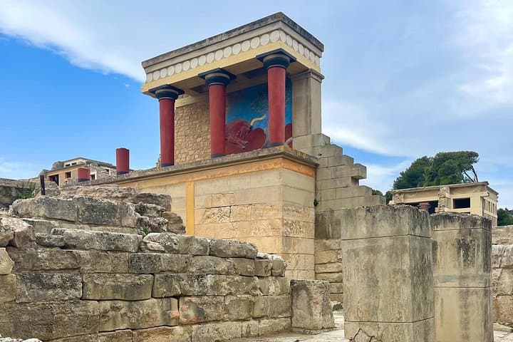 Private Heraklion Day Tour: Knossos, Archaeological Museum & Venetian Harbor