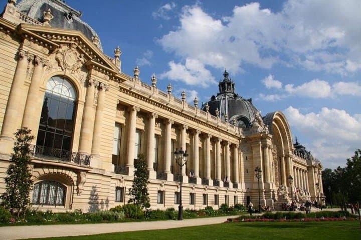 Private Paris Tuk-Tuk Highlights Tour — Eiffel, Champs-Élysées & Notre-Dame in 2 Hours photo 4