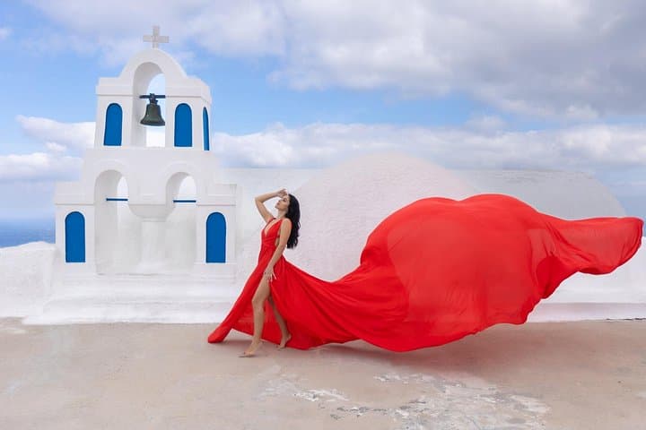 Santorini Flying Dress Photoshoot: Private Caldera Photo Session in Oia