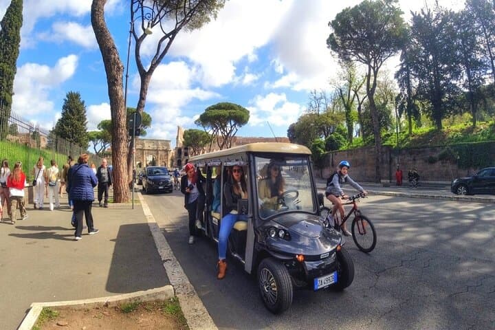 Rome Night Highlights by Luxury Golf Cart: Colosseum, Trevi & Spanish Steps