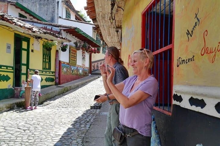 Medellín to Guatapé & Piedra del Peñol: Private 8-Hour Day Trip photo 4