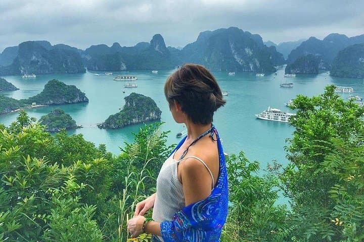 5-Star 2-Day Halong Bay Cruise: Overnight Luxury, Kayaking & Caves photo 4