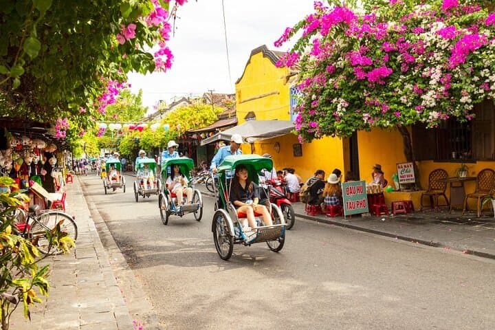 Hoi An Rickshaw & Craft Tour: Carpentry, Ceramics, Lantern Cruise and Local Eats
