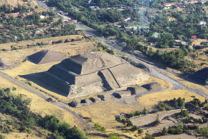 Private Helicopter Tour: Mexico City Skyline and Teotihuacan Pyramids (1 Hour) photo 2