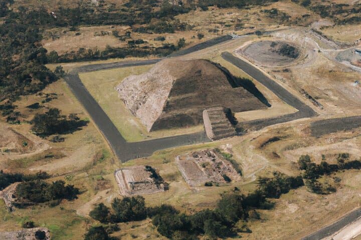 Private Helicopter Tour: Mexico City Skyline and Teotihuacan Pyramids (1 Hour) photo 3