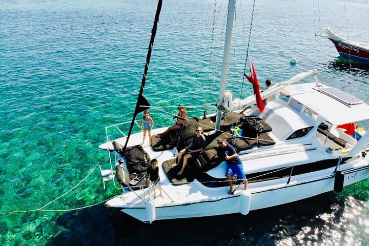 Mexico Rocks Day Sail: Snorkel Hol Chan & Natural Pool with Belizean Buffet