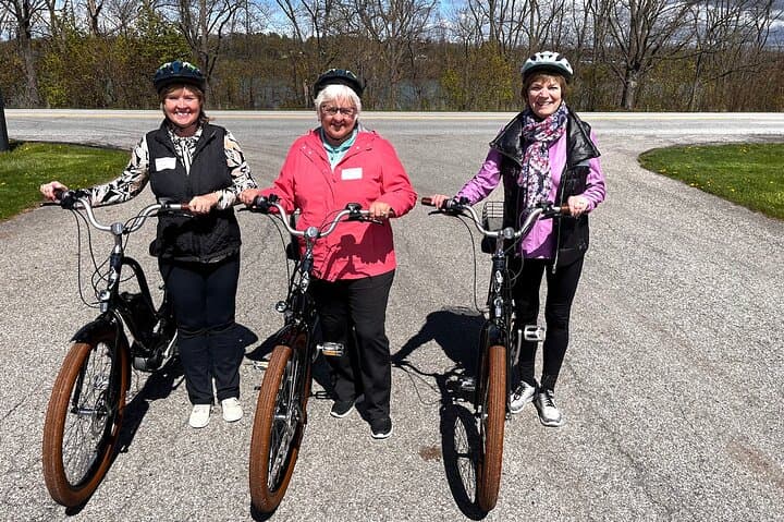 Niagara-on-the-Lake Cycle and Wine-Tasting Tour — 4- or 6-Hour Winery Ride photo 3